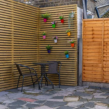 Entire 3 Bedroom House In London - Canning Town, City Airport, London Excel